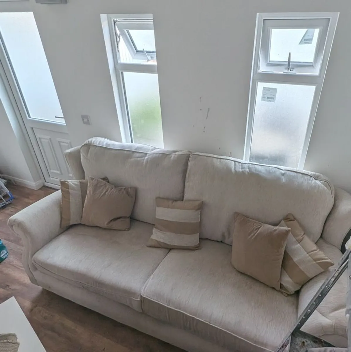 4 seater sofa and 2 matching chairs - Image 2