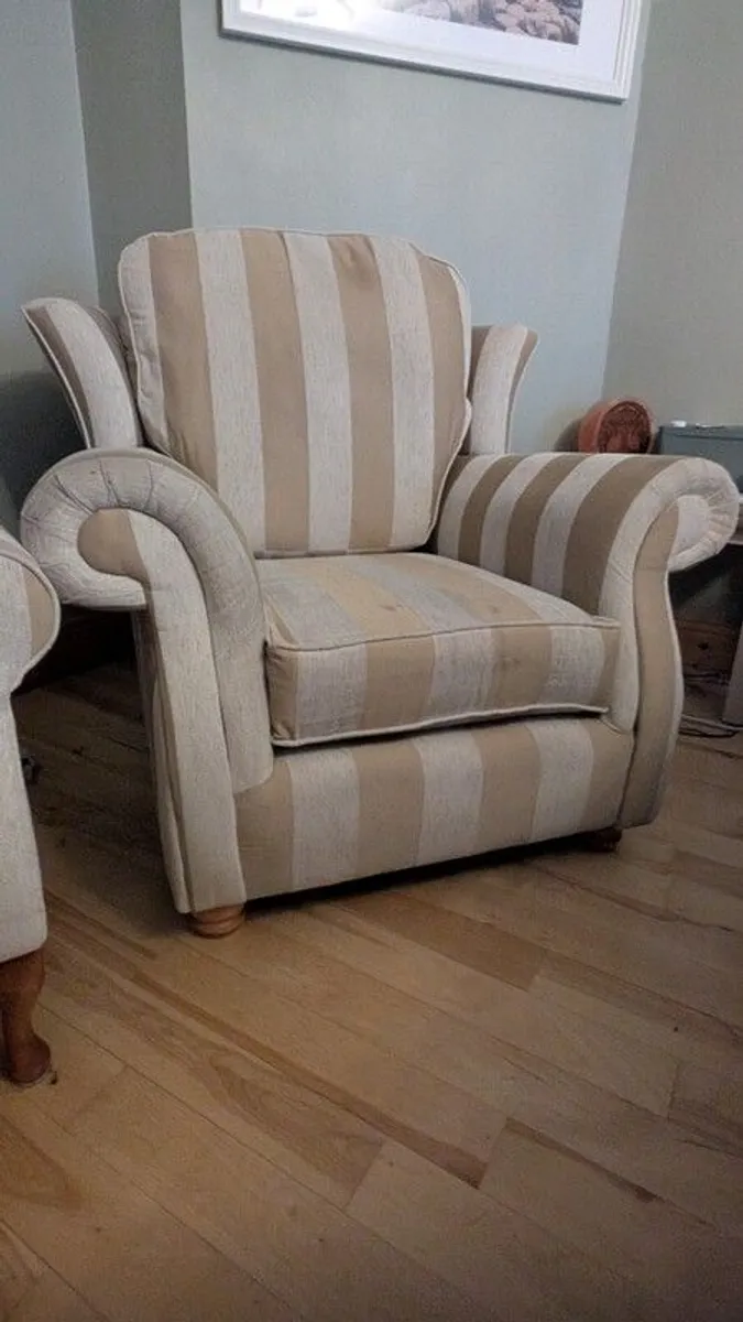4 seater sofa and 2 matching chairs - Image 3