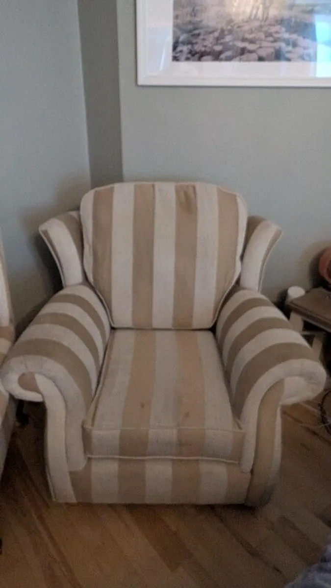 4 seater sofa and 2 matching chairs - Image 4