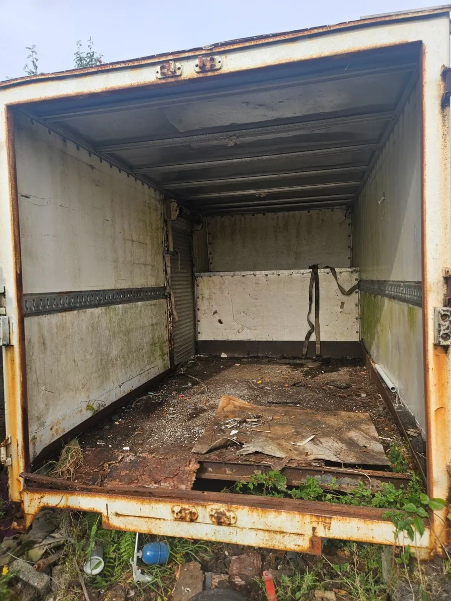 Second hand container free to take away needs new - Image 1