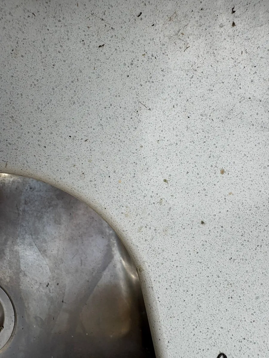 White granite worktop - Image 1