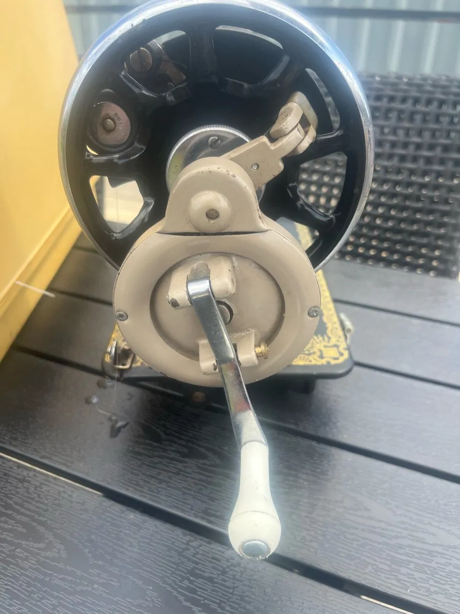 Singer sewing machine - Image 1