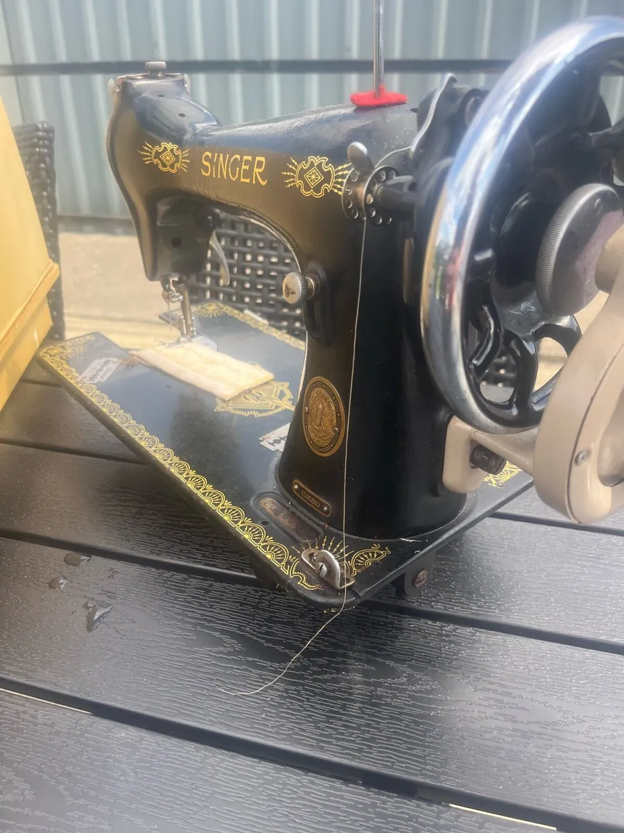 Singer sewing machine - Image 2