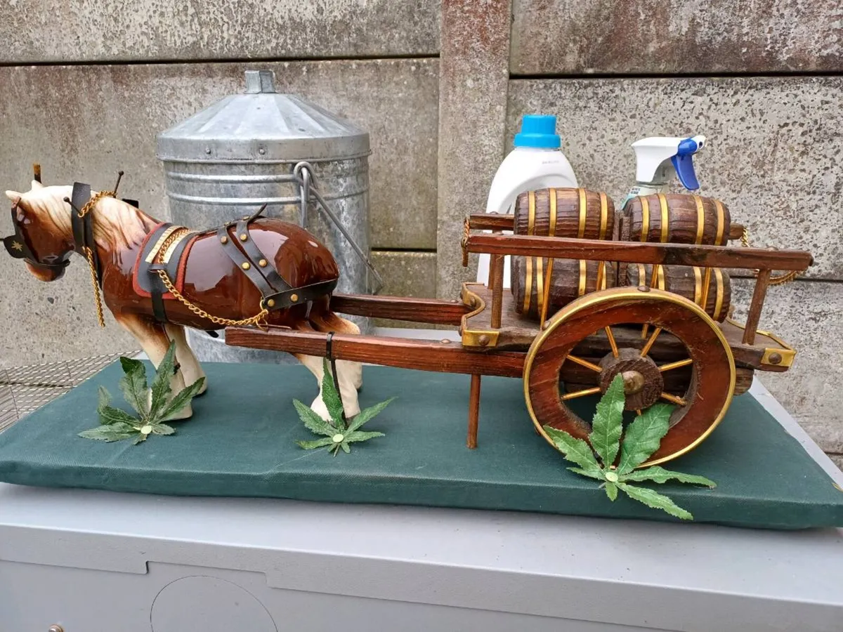 2 Vintage Ceramic Horse & Carts - Image 1