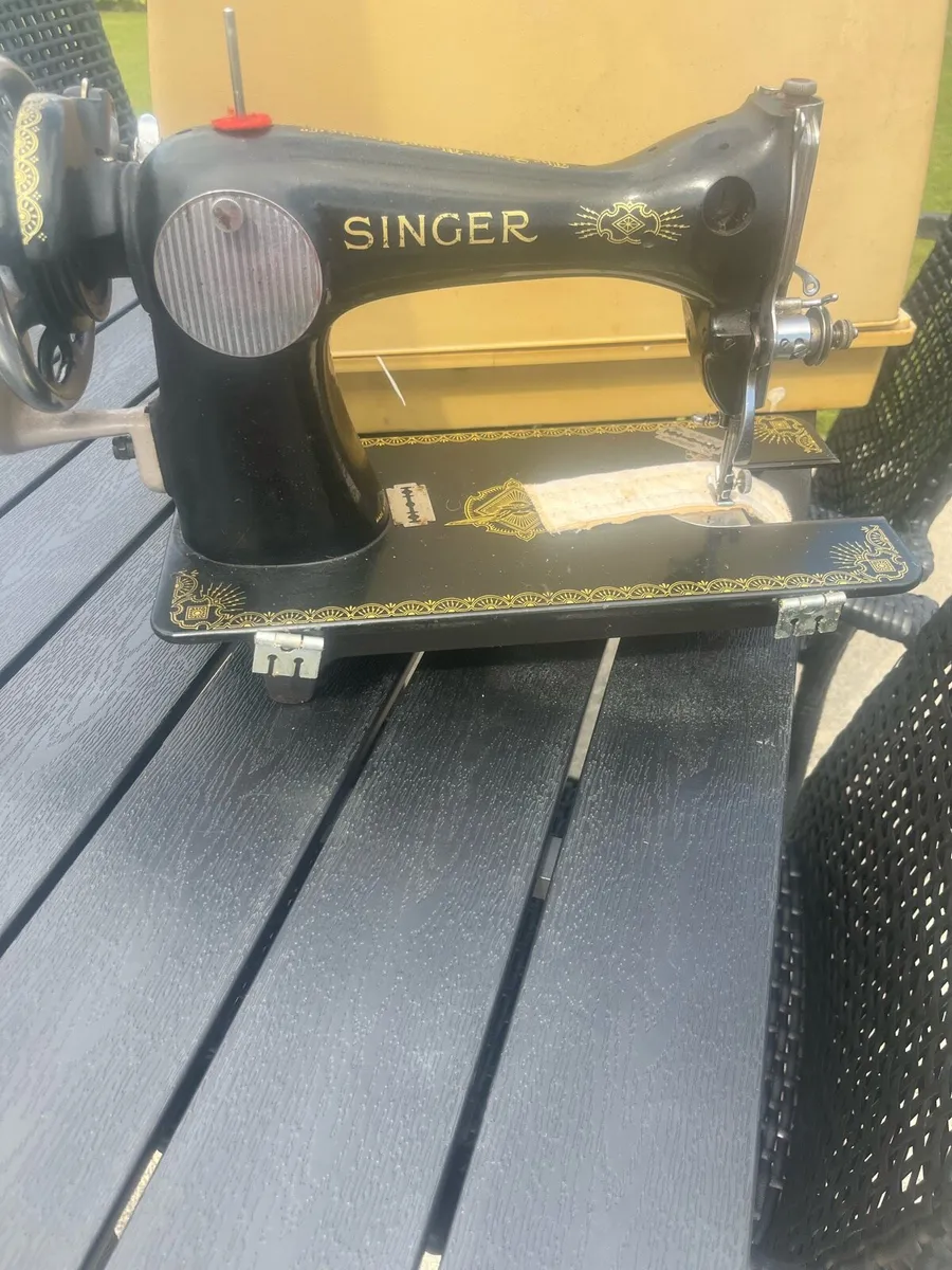Singer sewing machine - Image 4