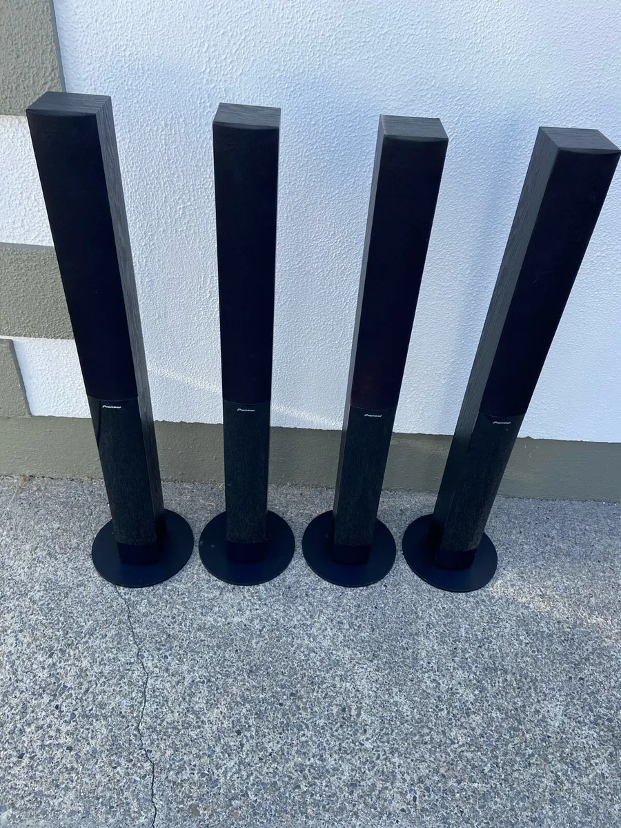 Tower/ Pillar floor Pioneer Speakers - Image 1