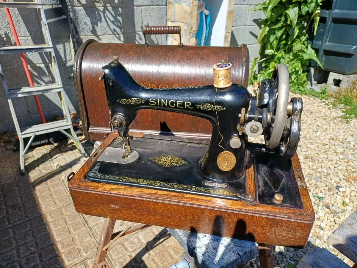 1924 Handcrank Singer Sewing Machine - Image 1