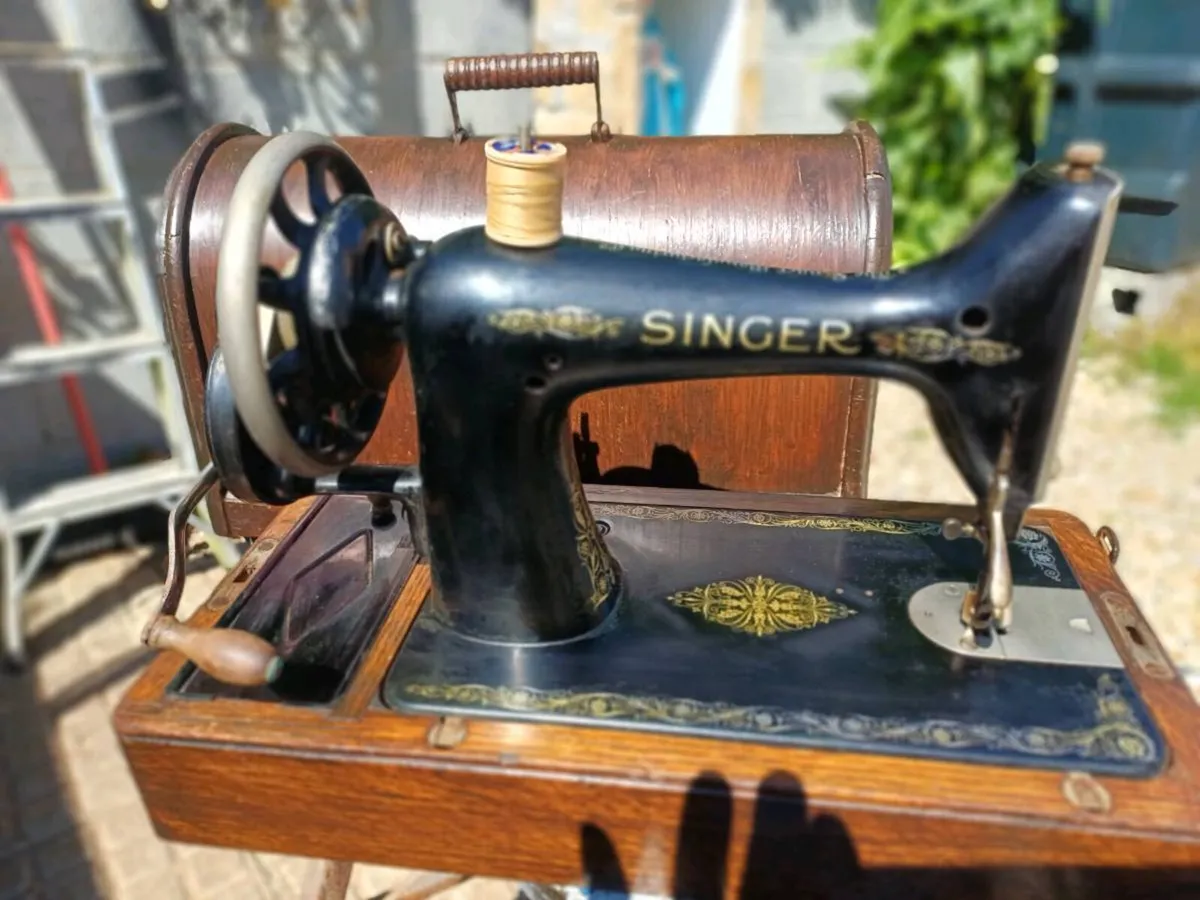 1924 Handcrank Singer Sewing Machine - Image 2