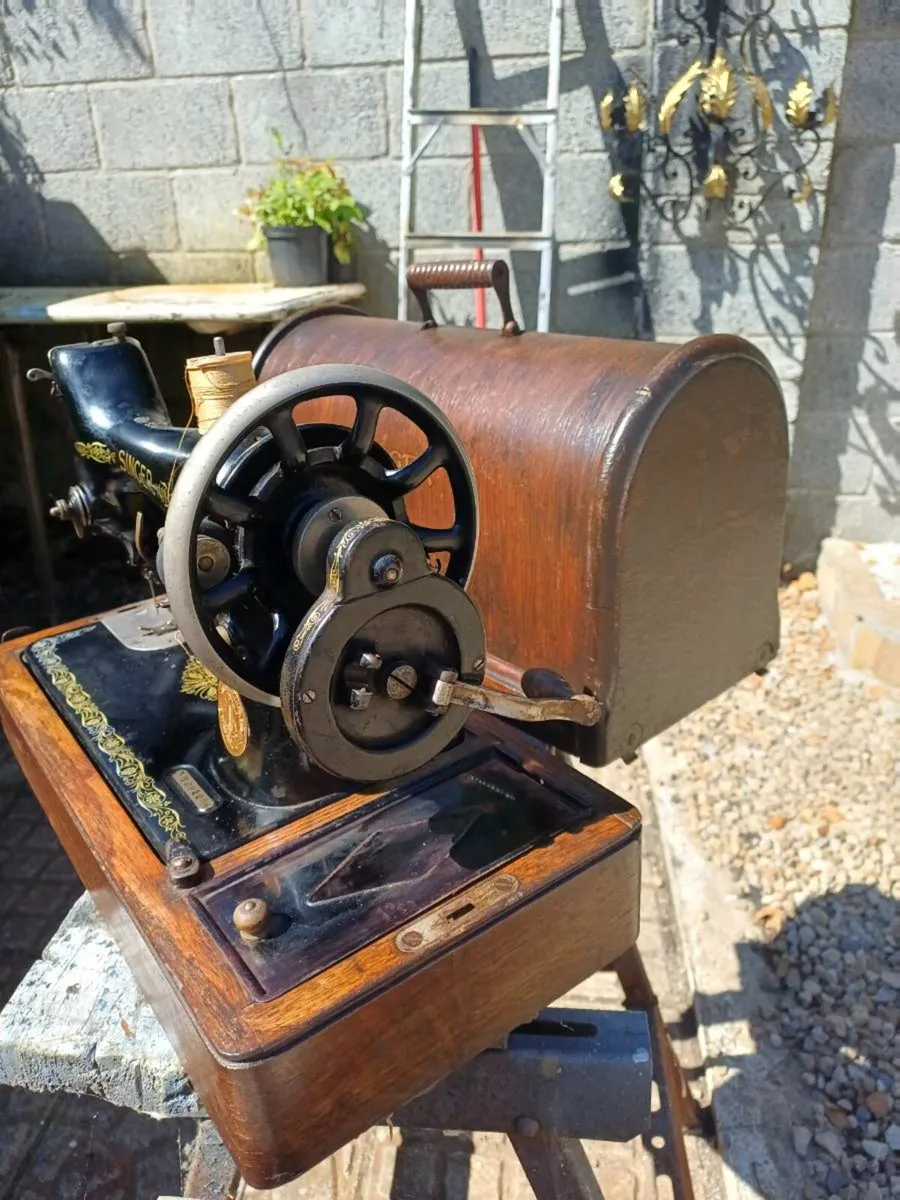 1924 Handcrank Singer Sewing Machine - Image 3