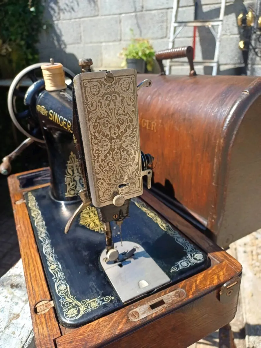 1924 Handcrank Singer Sewing Machine - Image 4