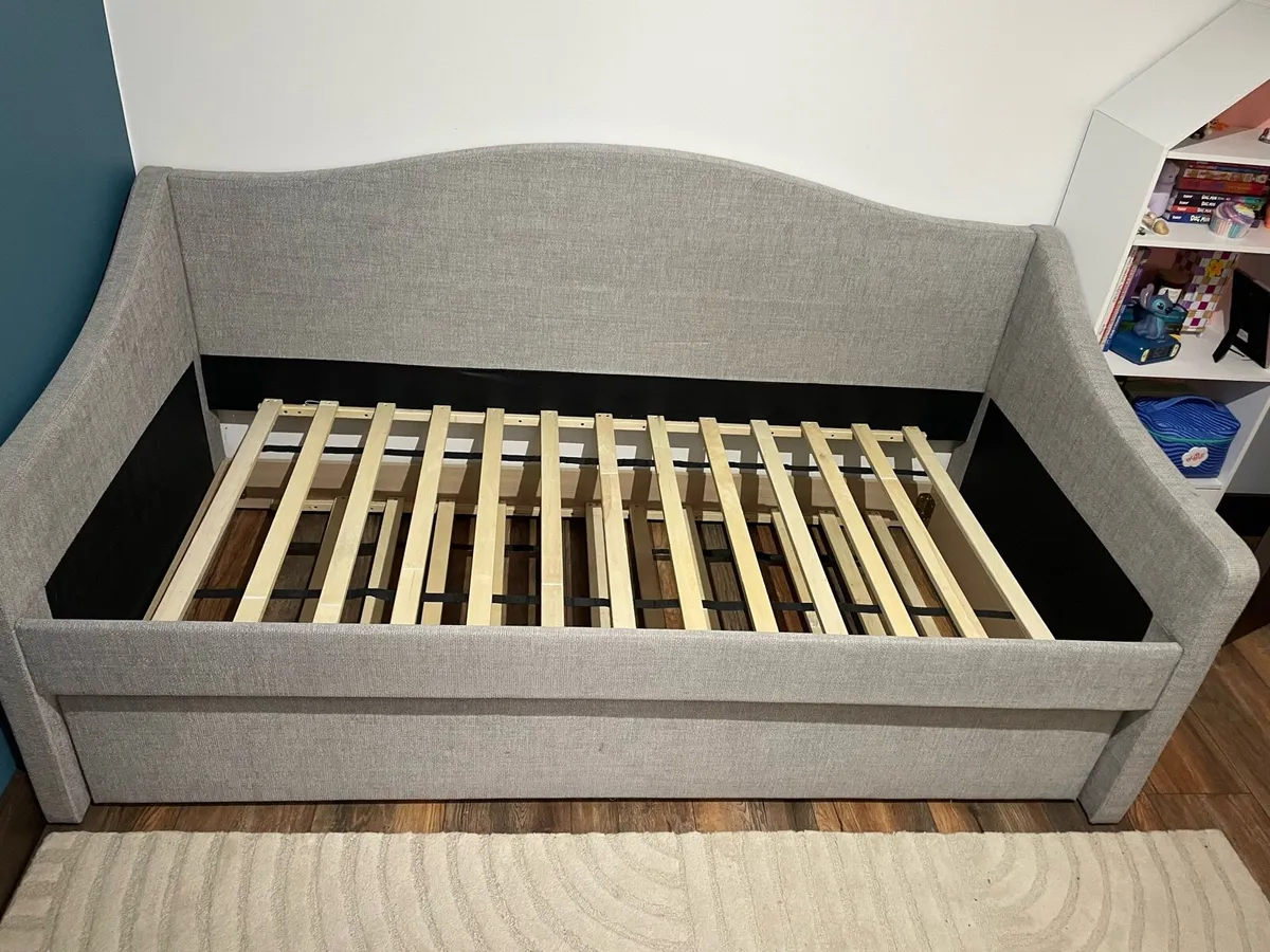 Twin size daybed with trundle - Image 1