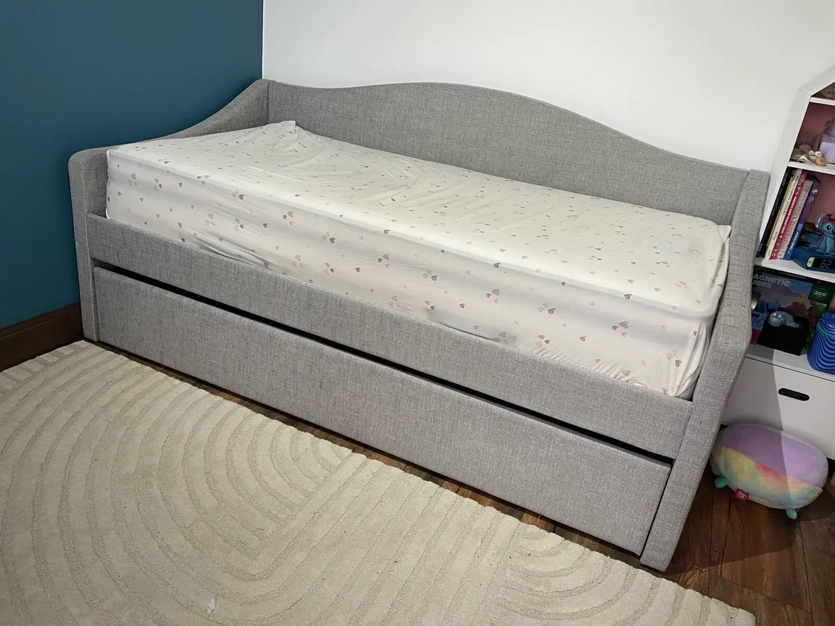 Twin size daybed with trundle - Image 4