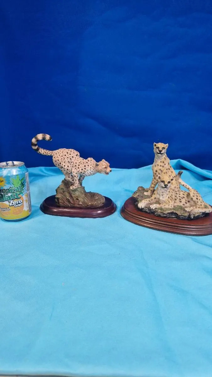 Cheetah Sculpture Set - Image 1