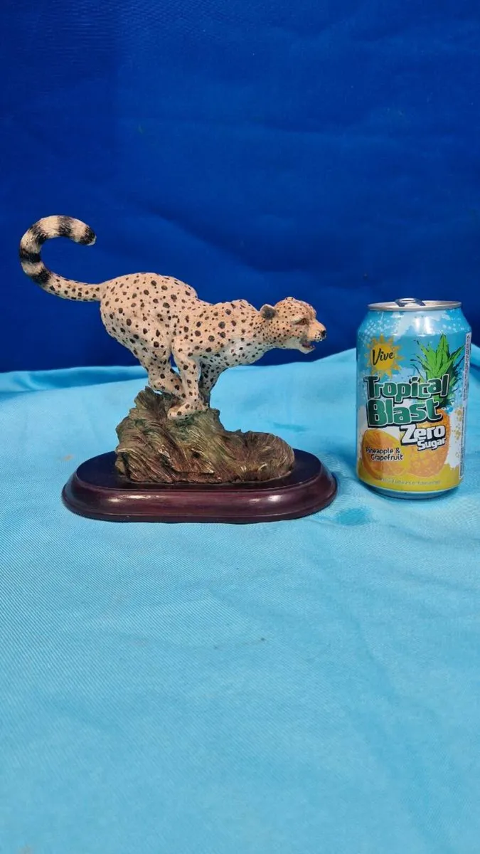 Cheetah Sculpture Set - Image 2