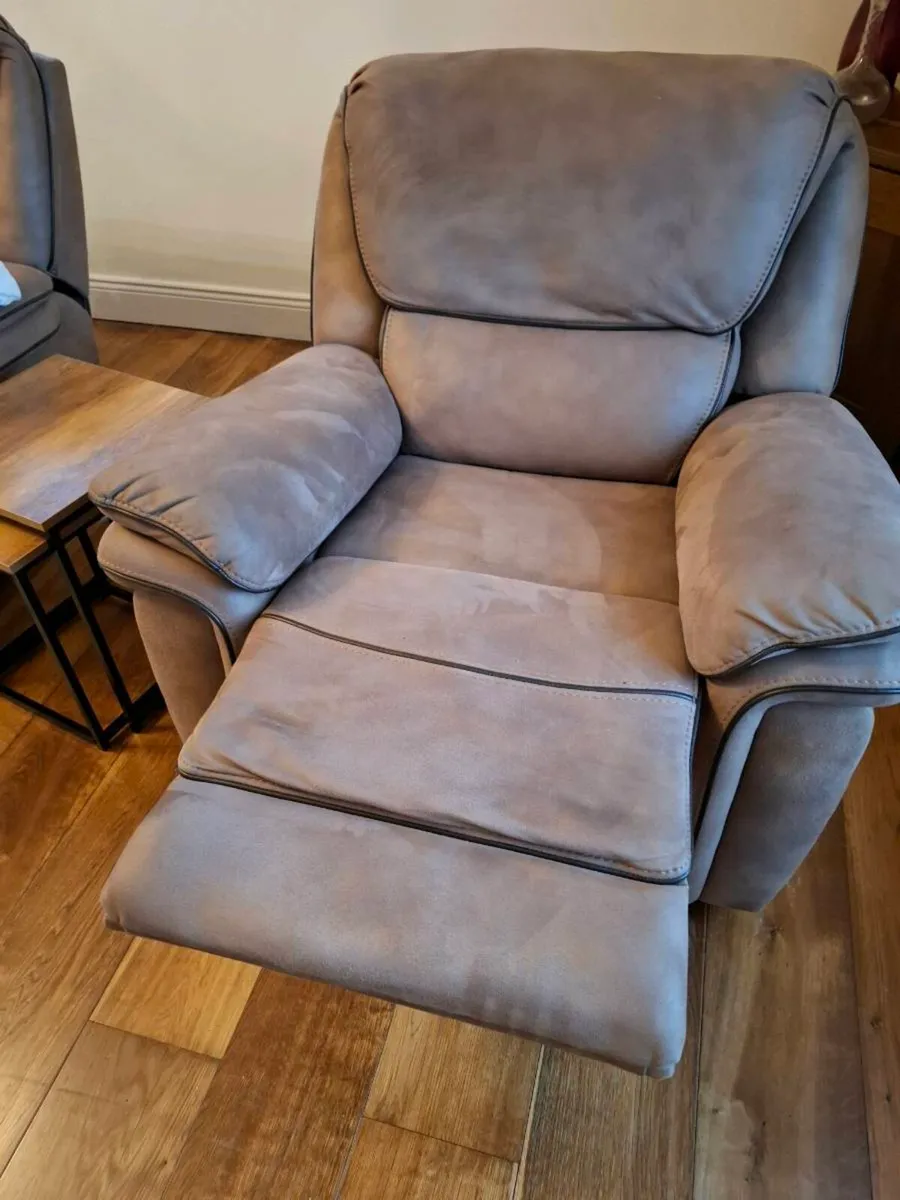 3-1-1 Recliner Sofa Set - Image 2