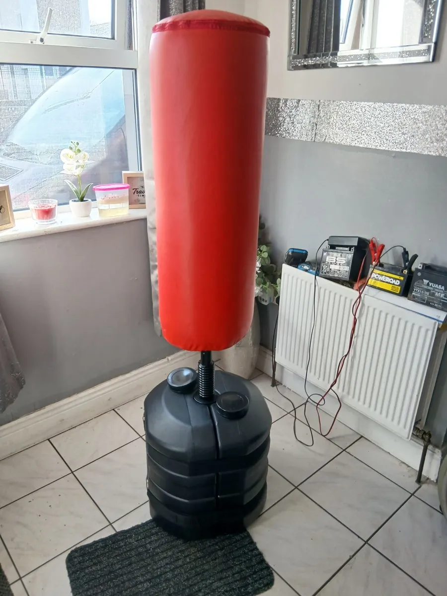 Stand up boxing bag in excellent condition - Image 1