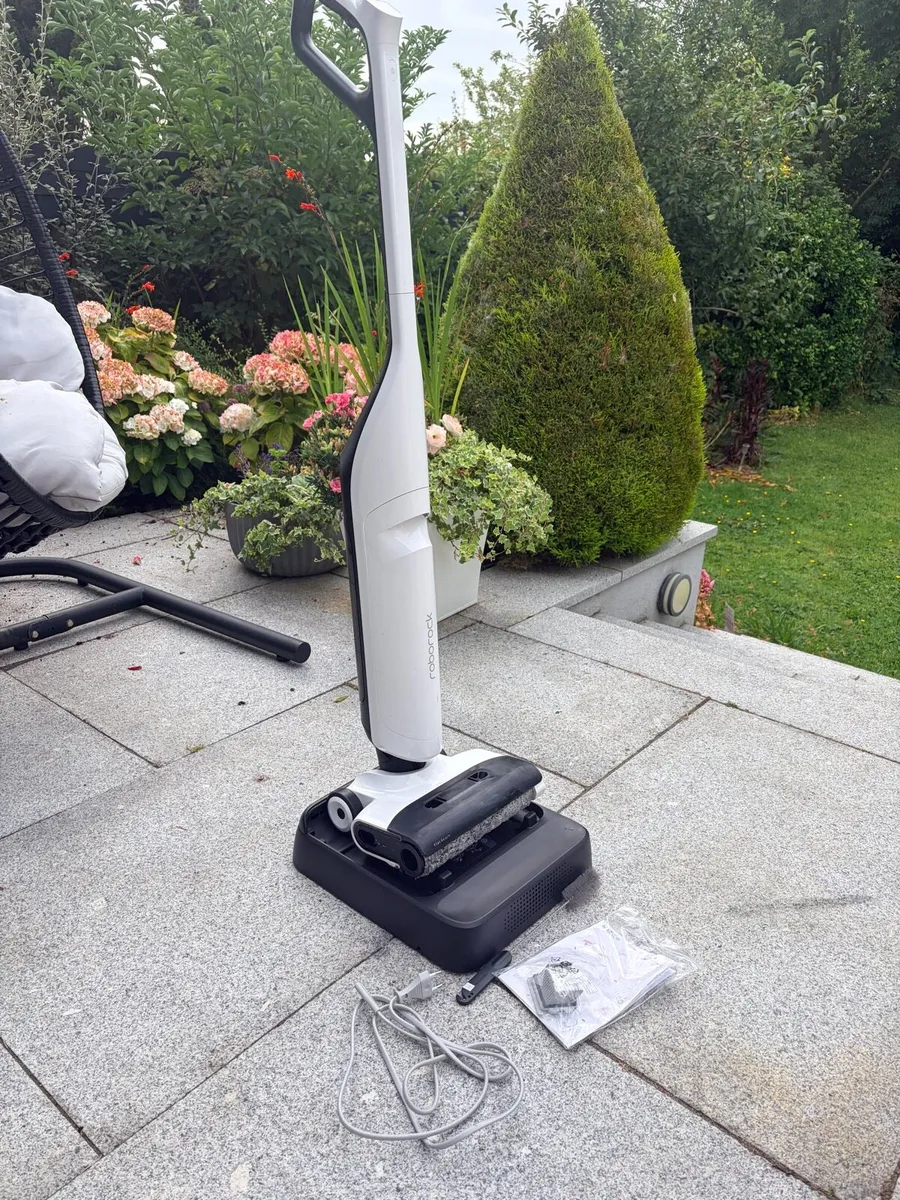 Roborock Flexi light vacuum and self cleaning mop - Image 2