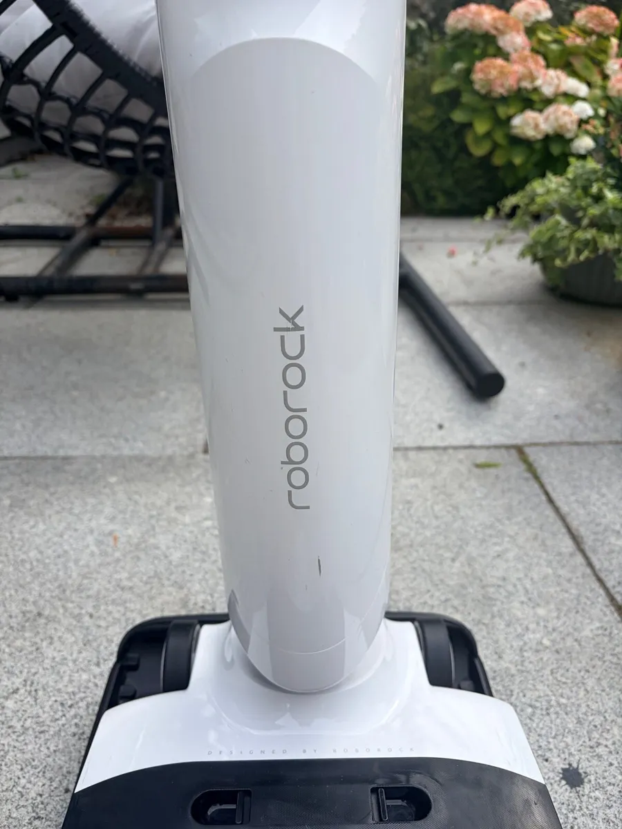 Roborock Flexi light vacuum and self cleaning mop - Image 3