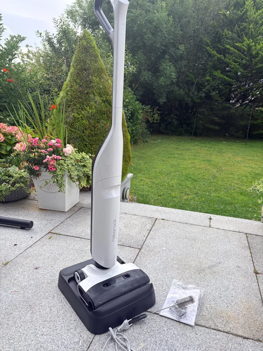 Roborock Flexi light vacuum and self cleaning mop - Image 4