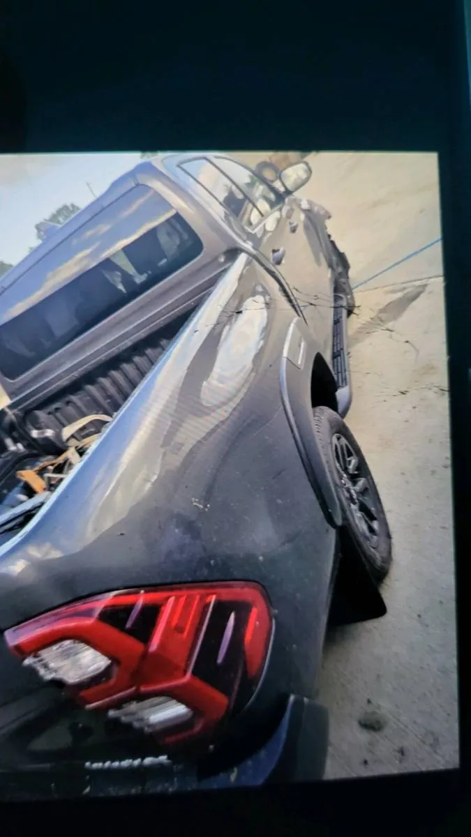 Hilux damaged parts wanted - Image 3