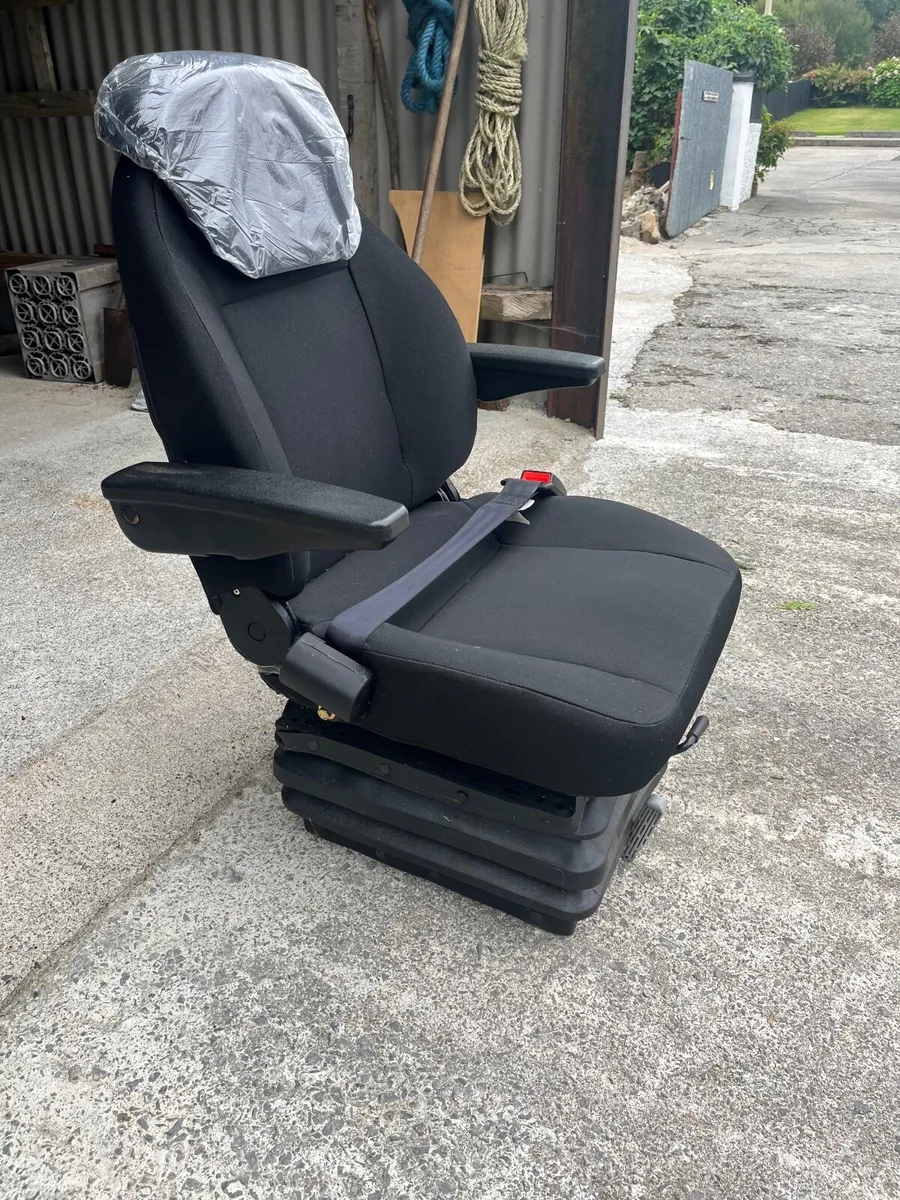 Brand new tractor seat - Image 2