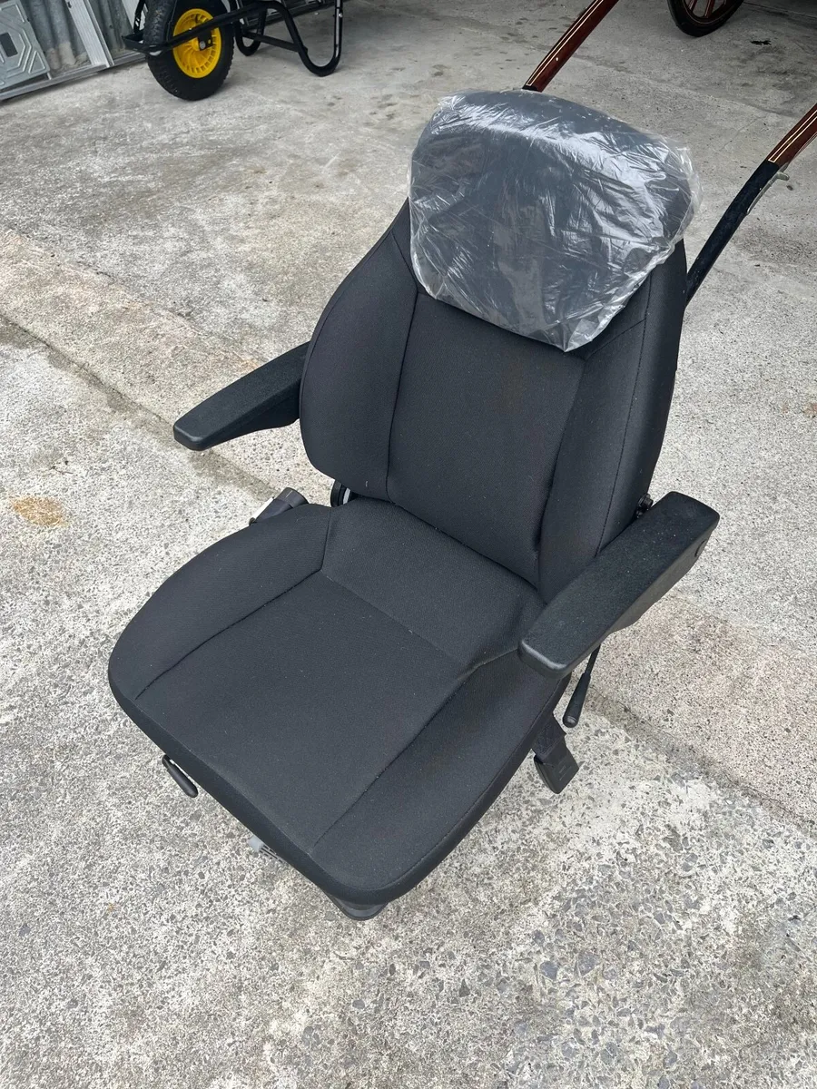 Brand new tractor seat - Image 3