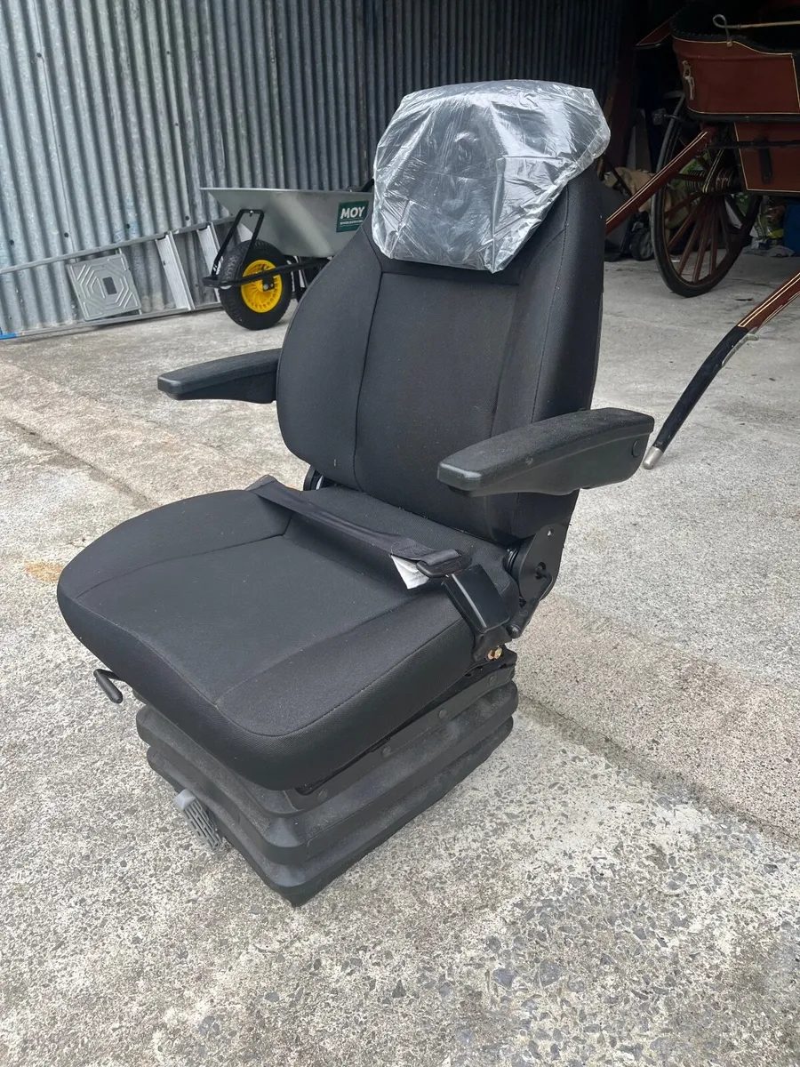 Brand new tractor seat - Image 4