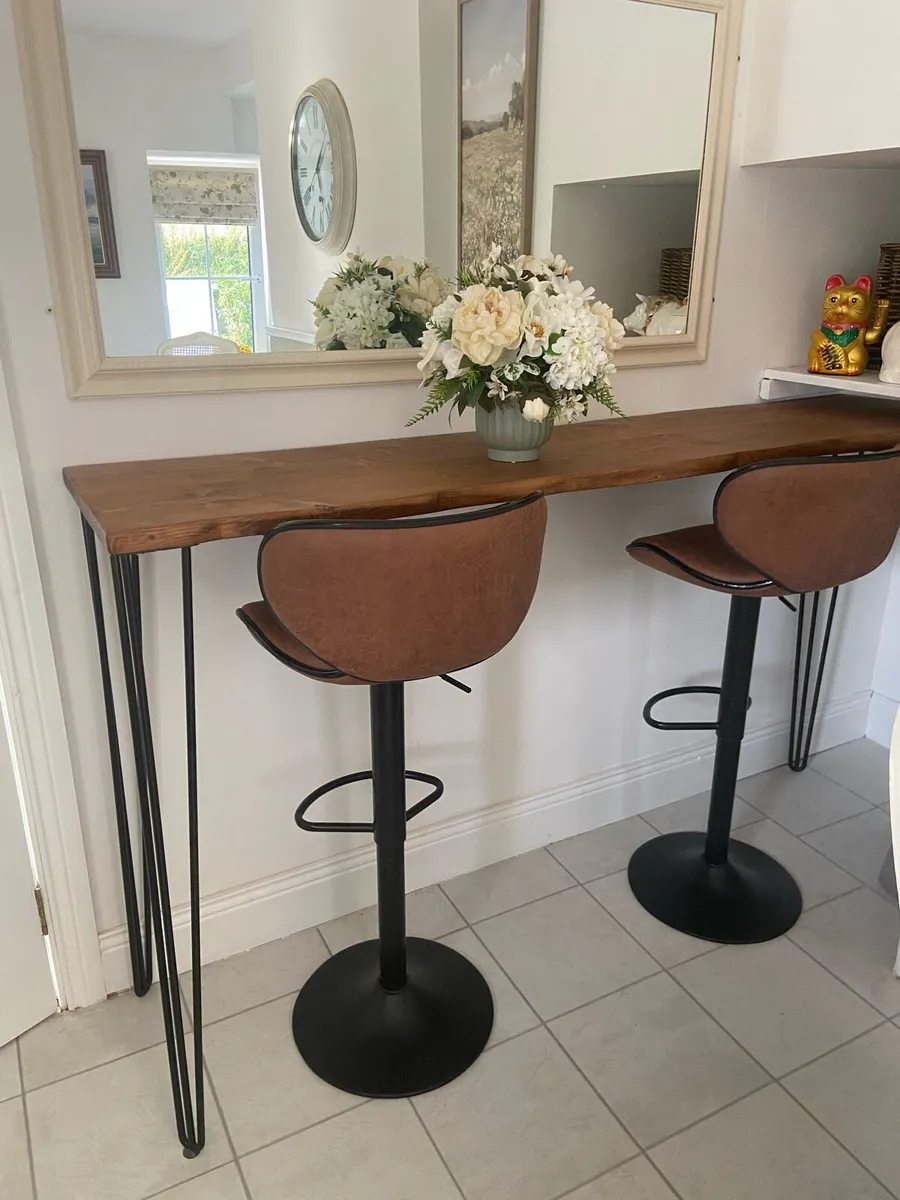 Breakfast bar and stools - Image 1