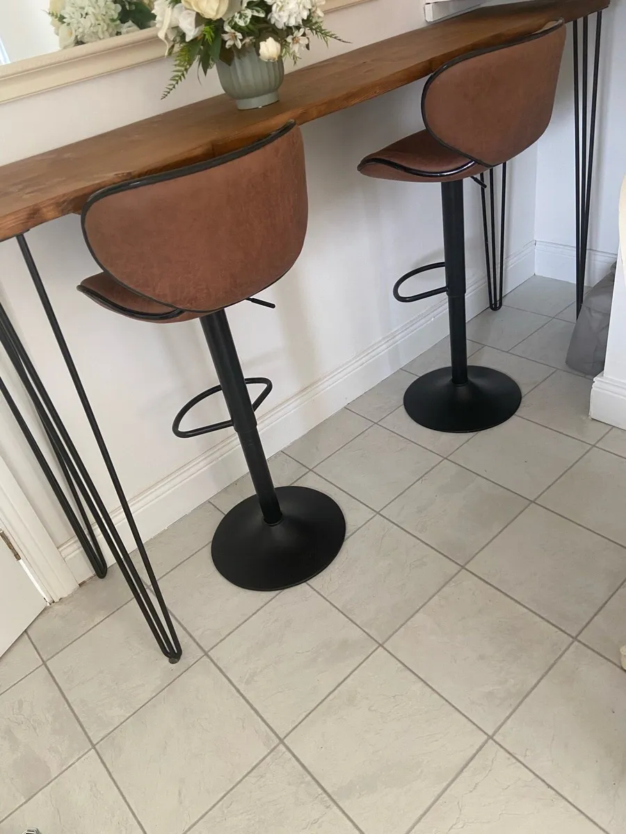 Breakfast bar and stools - Image 2
