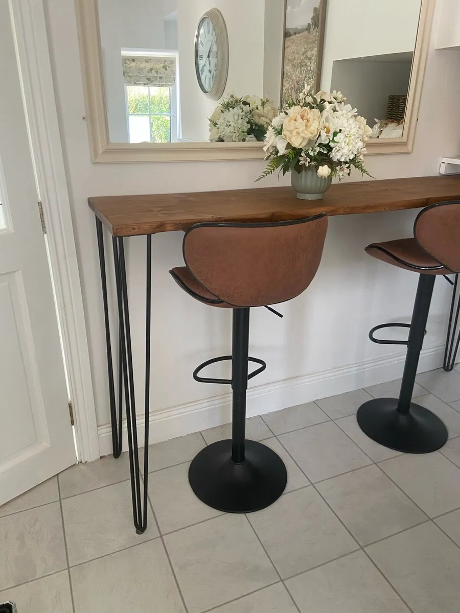 Breakfast bar and stools - Image 3