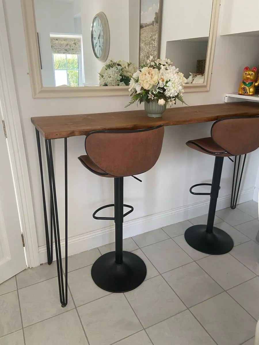 Breakfast bar and stools - Image 4