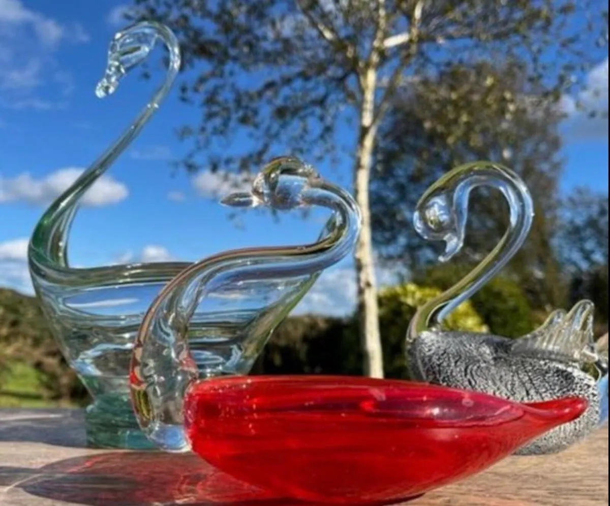 Vintage collection of three glass swans - Image 1
