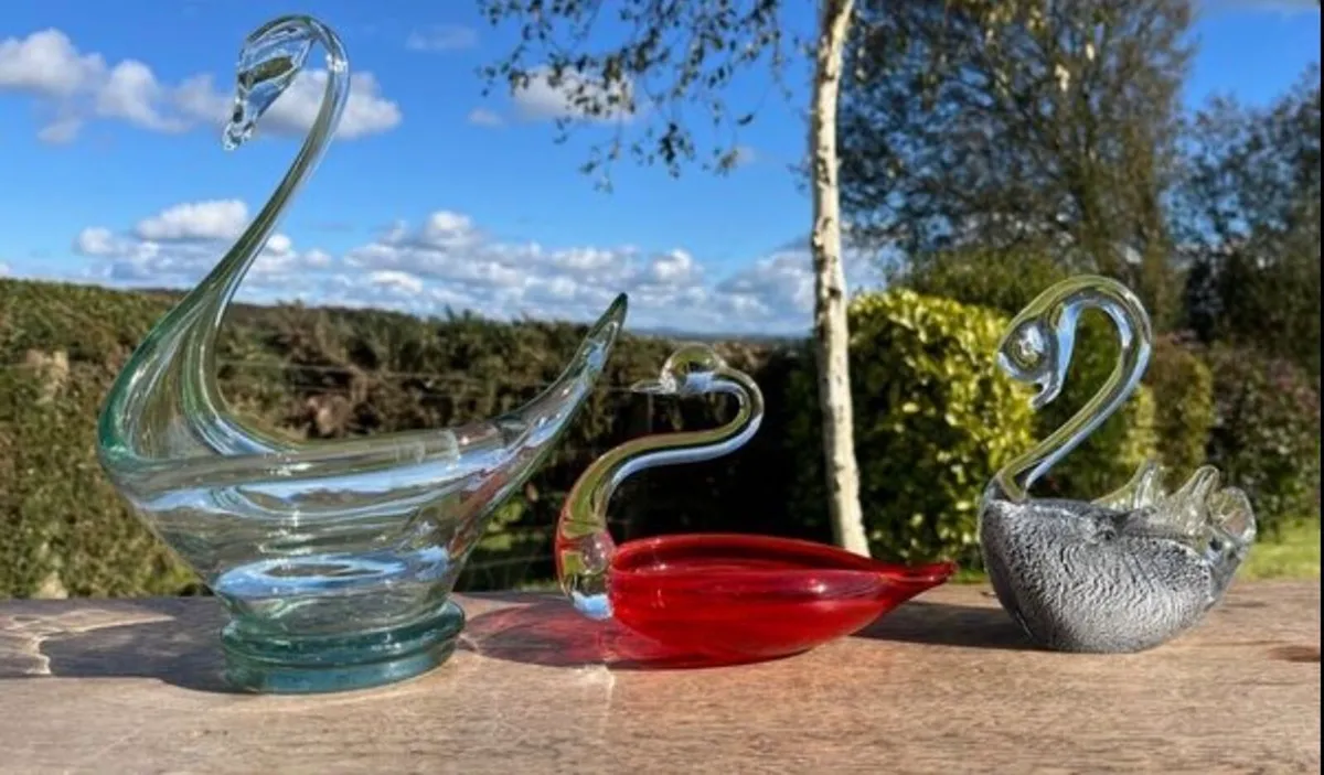 Vintage collection of three glass swans - Image 2
