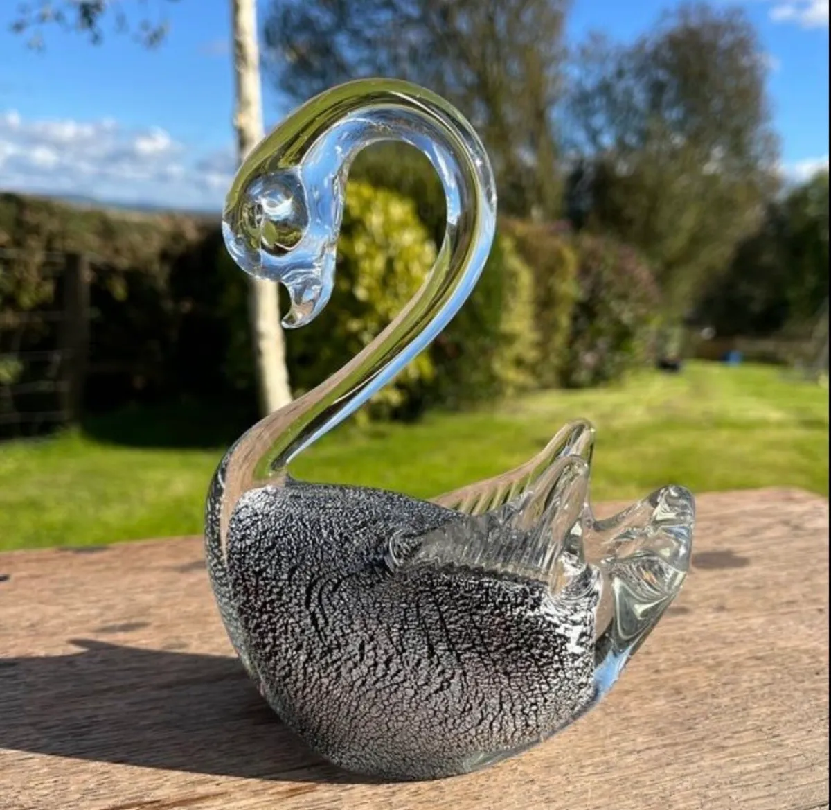 Vintage collection of three glass swans - Image 3