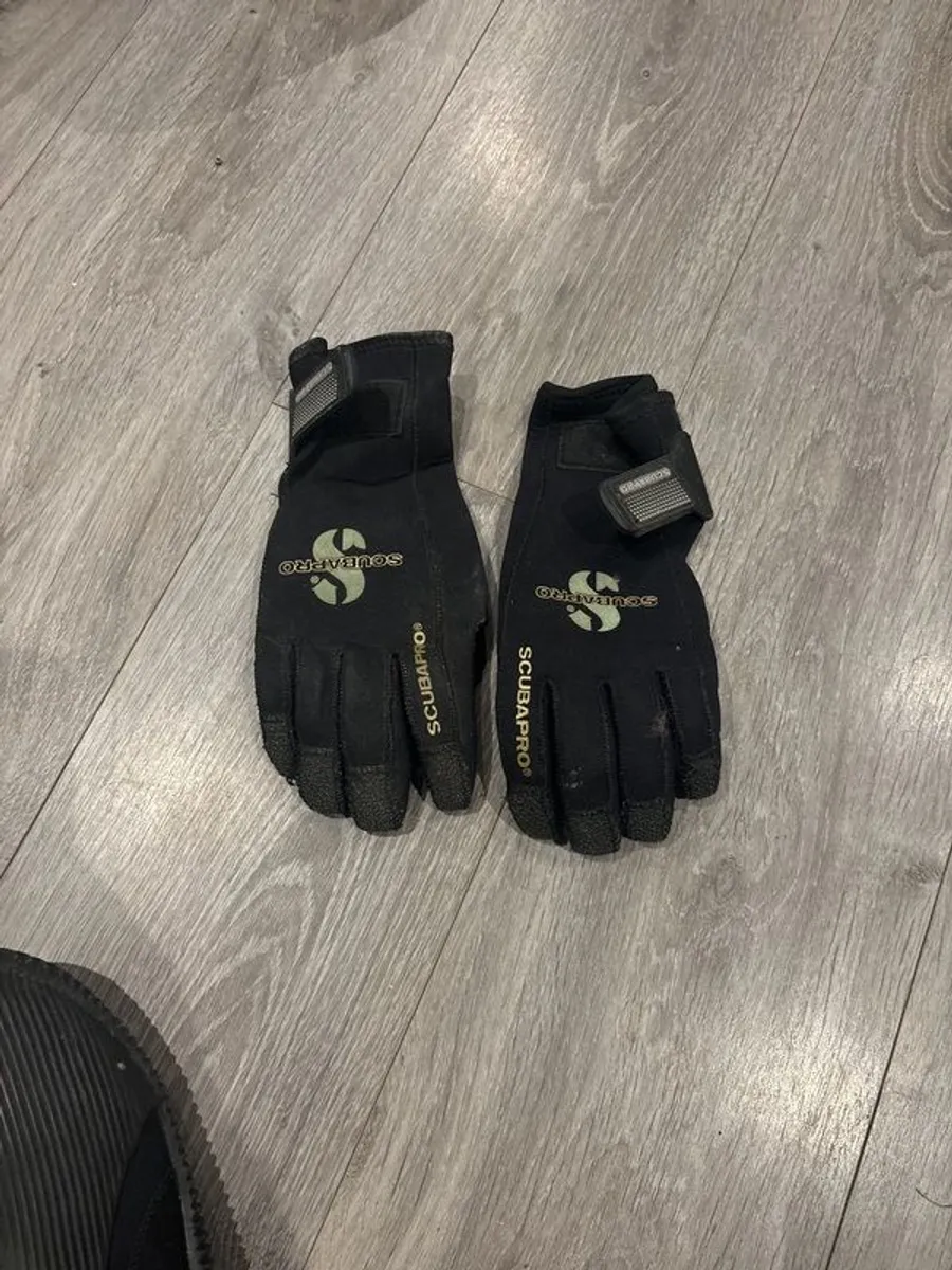 scuba pro gloves and Northern Diver dry bag - Image 1