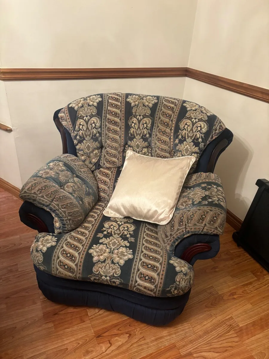 Traditional 3-Piece Suite – €400 - Image 1