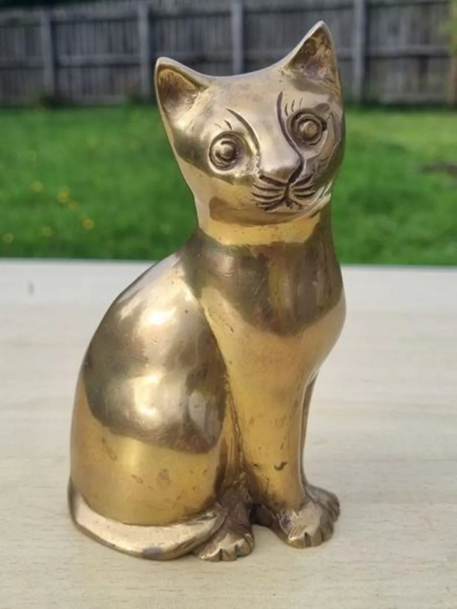 Vintage brass figurine of a sitting cat - Image 1
