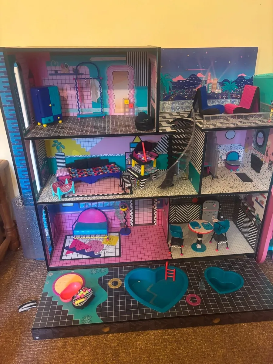 LOL Surprise OMG Doll House playset - Image 1