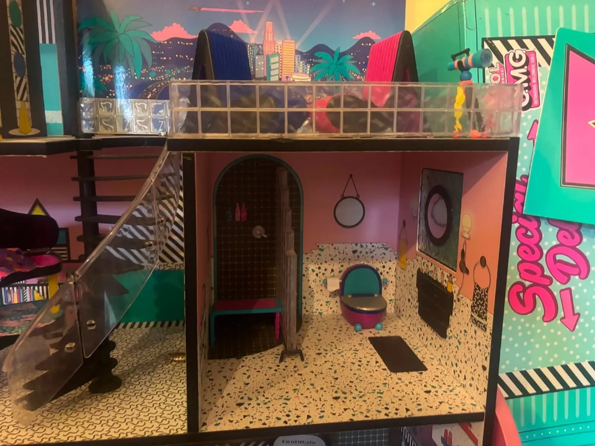 LOL Surprise OMG Doll House playset - Image 2