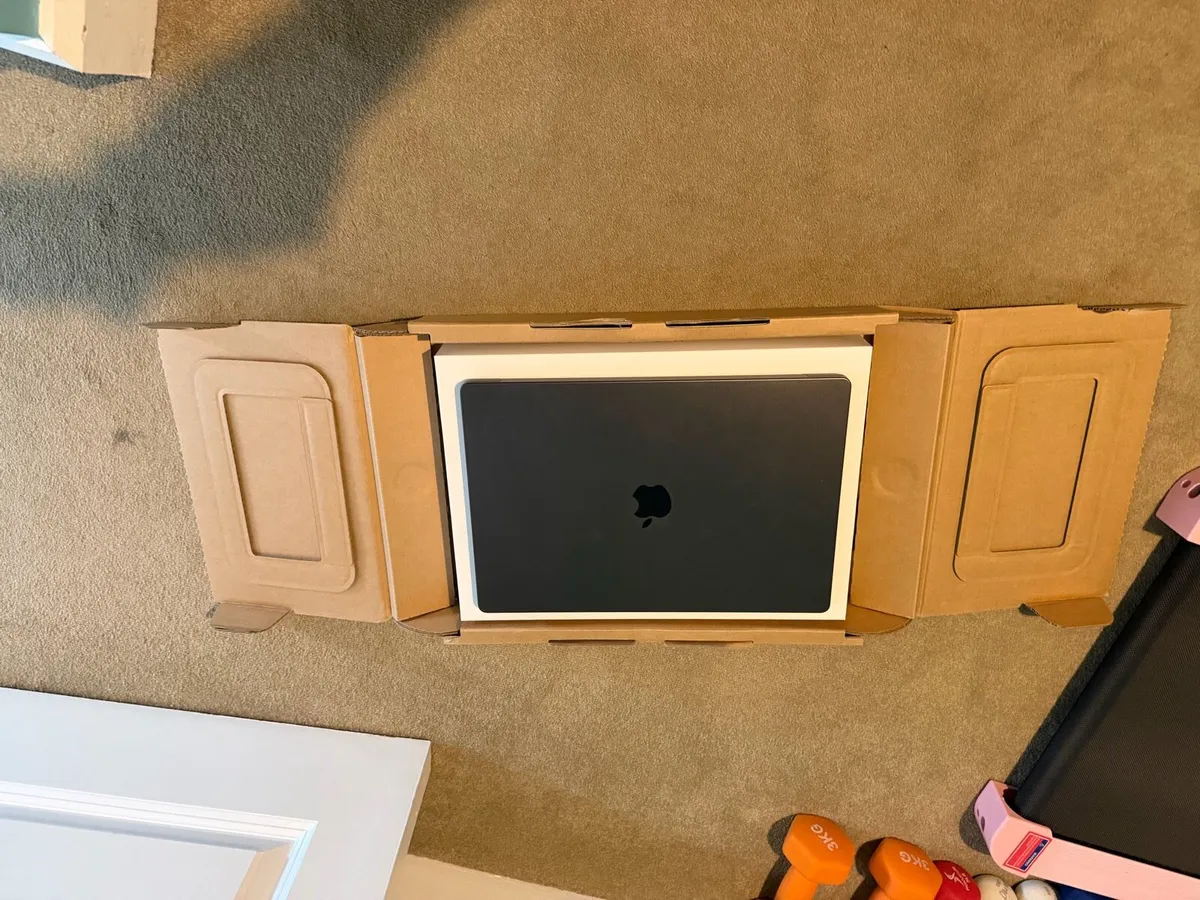 MacBook Pro M5 Max (16 inch) 128GB 2TB - Image 3