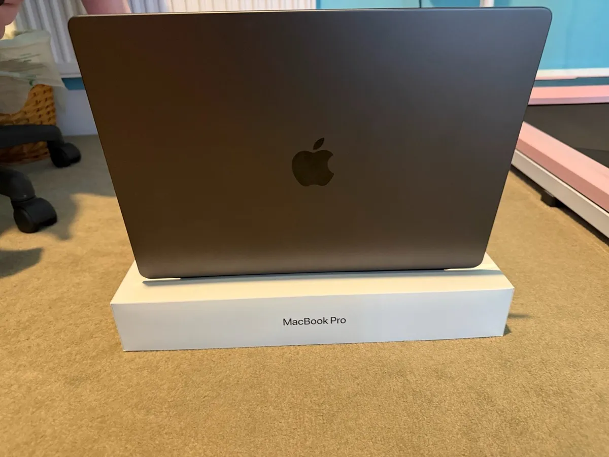 MacBook Pro M5 Max (16 inch) 128GB 2TB - Image 2