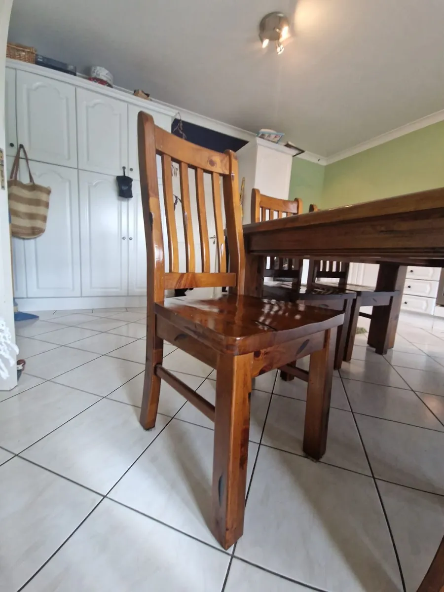Table and chairs - Image 4
