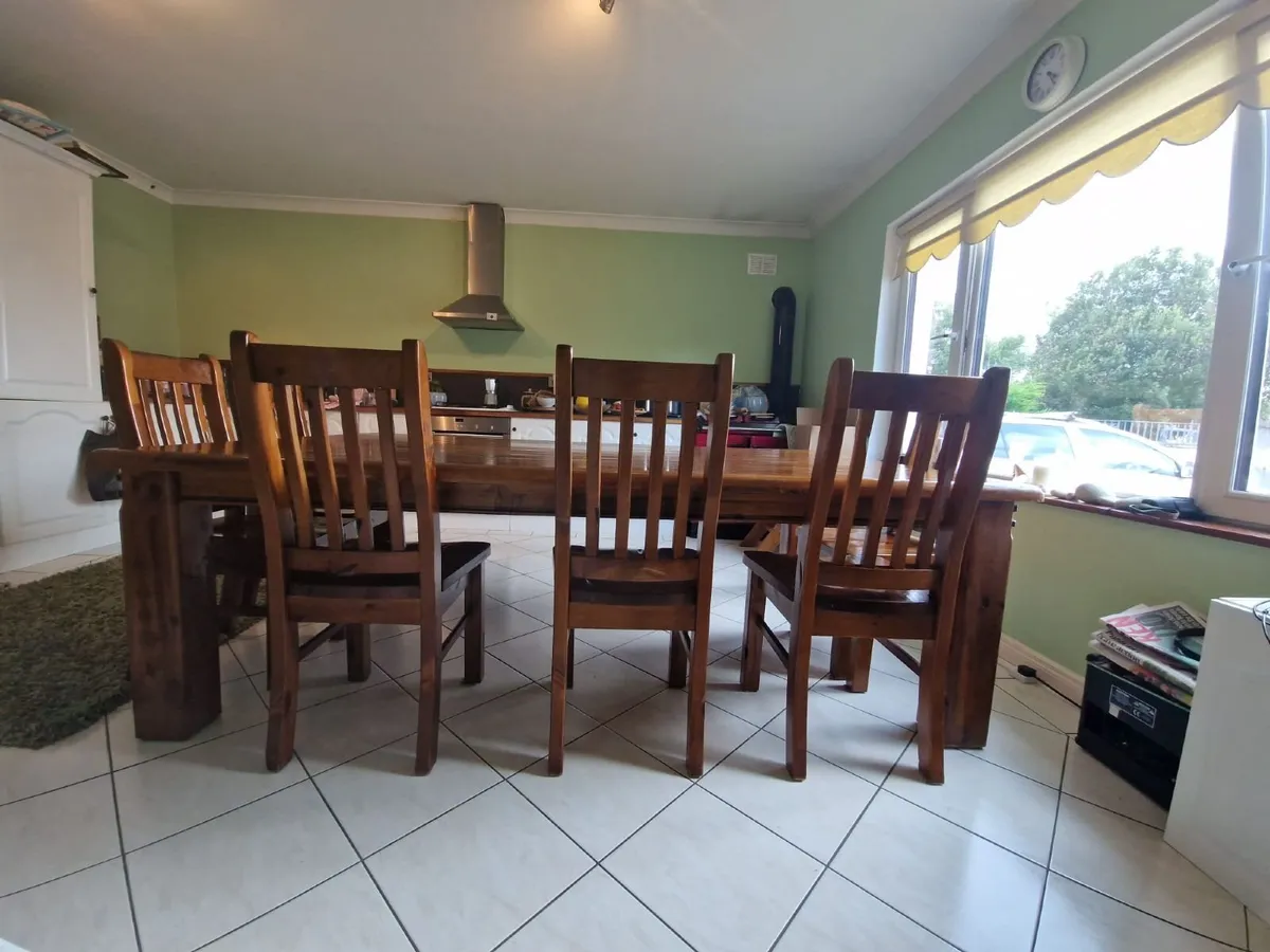 Table and chairs - Image 1