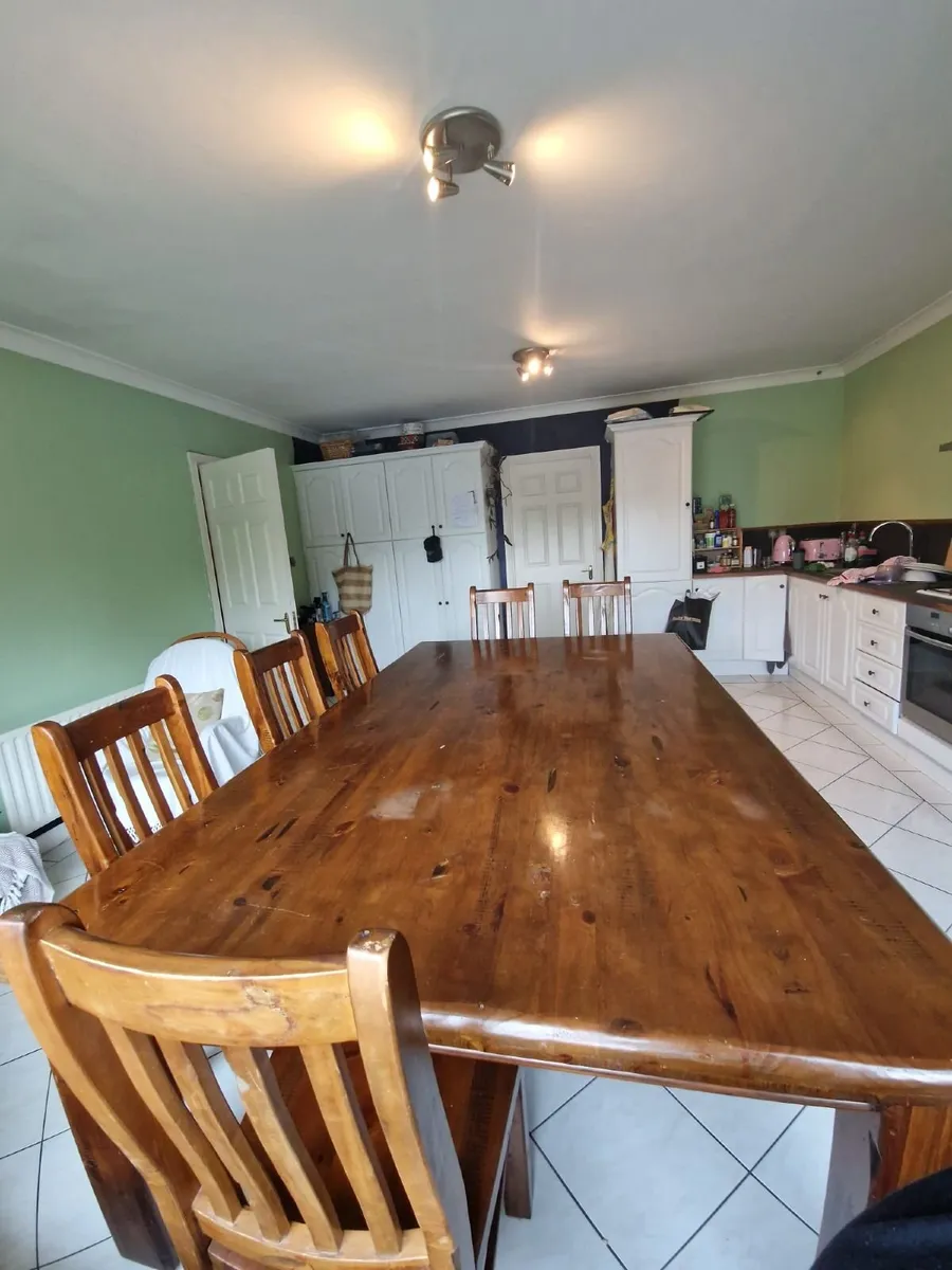 Table and chairs - Image 2