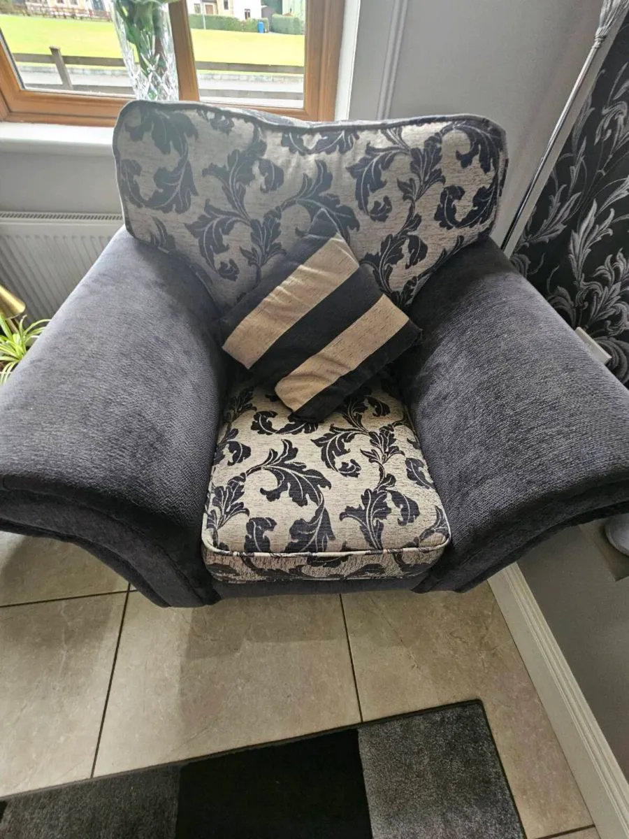 4 seater couch and 2 arm chairs - Image 1