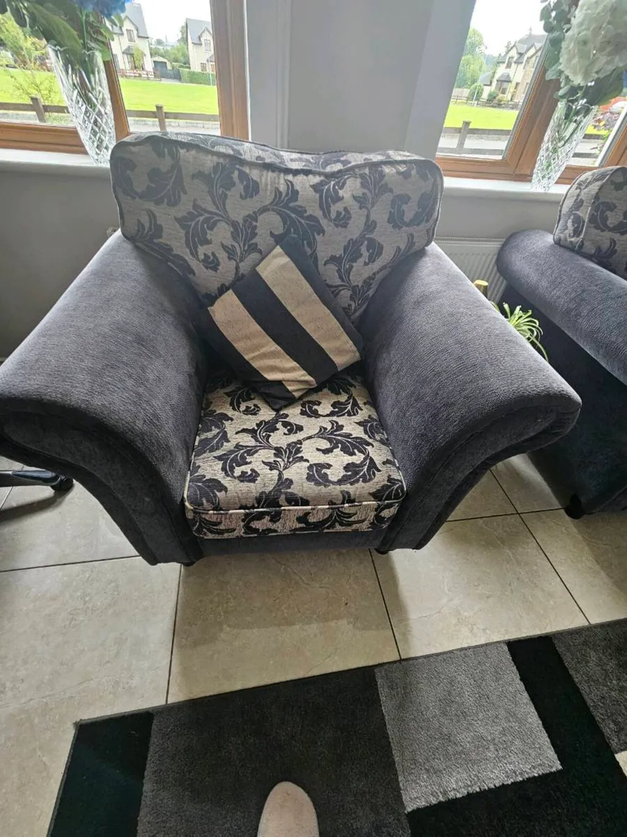 4 seater couch and 2 arm chairs - Image 2