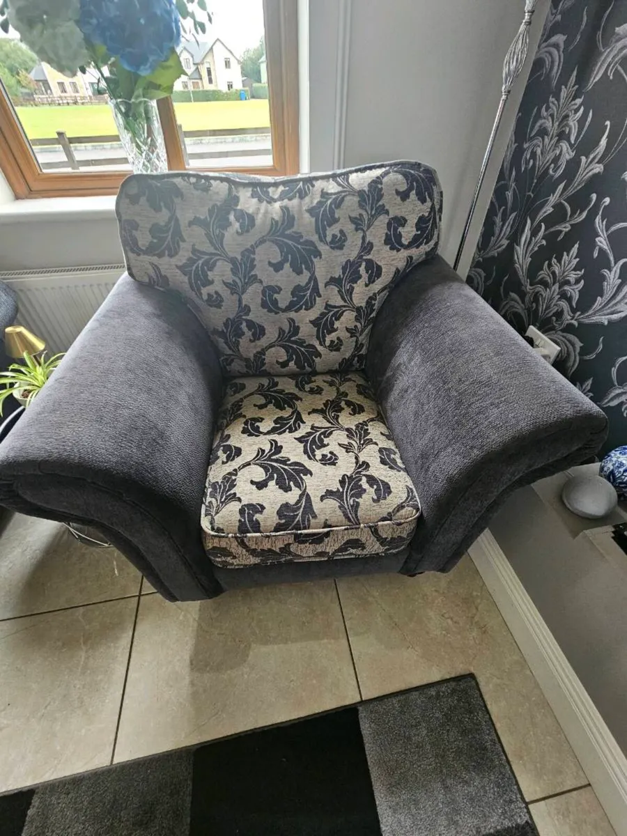 4 seater couch and 2 arm chairs - Image 3