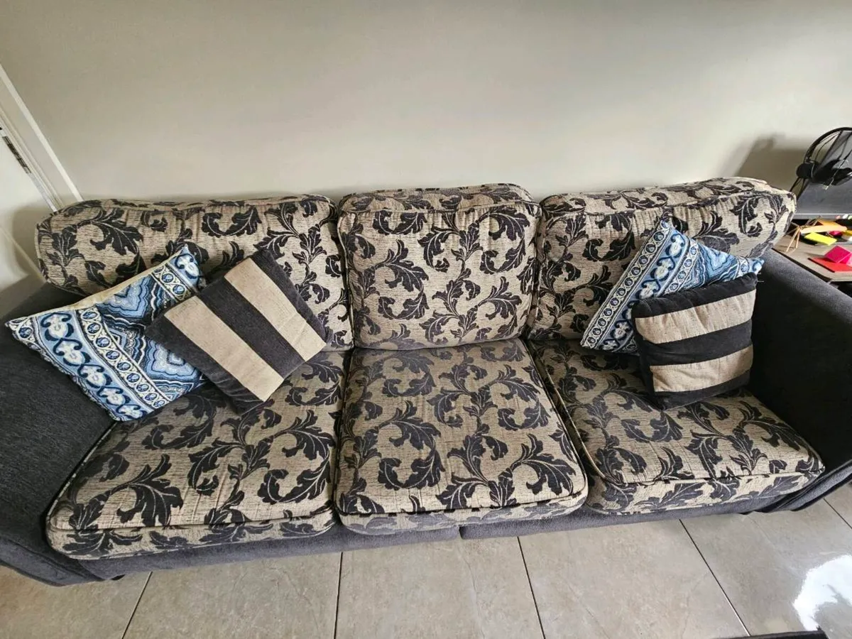 4 seater couch and 2 arm chairs - Image 4