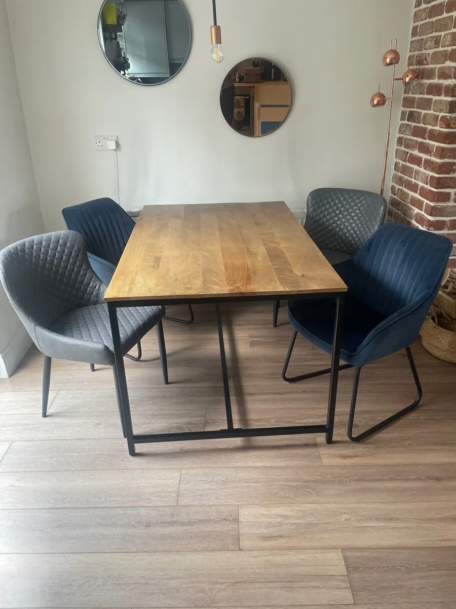 Table and chairs - Image 1