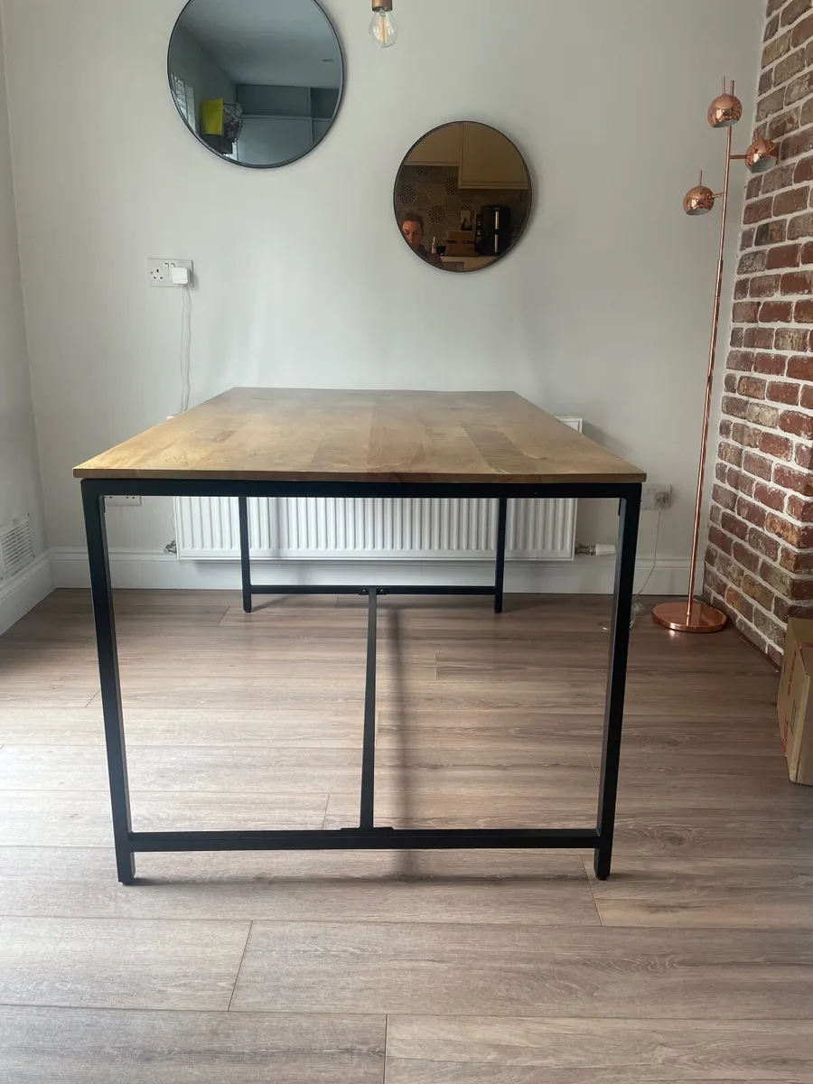 Table and chairs - Image 2